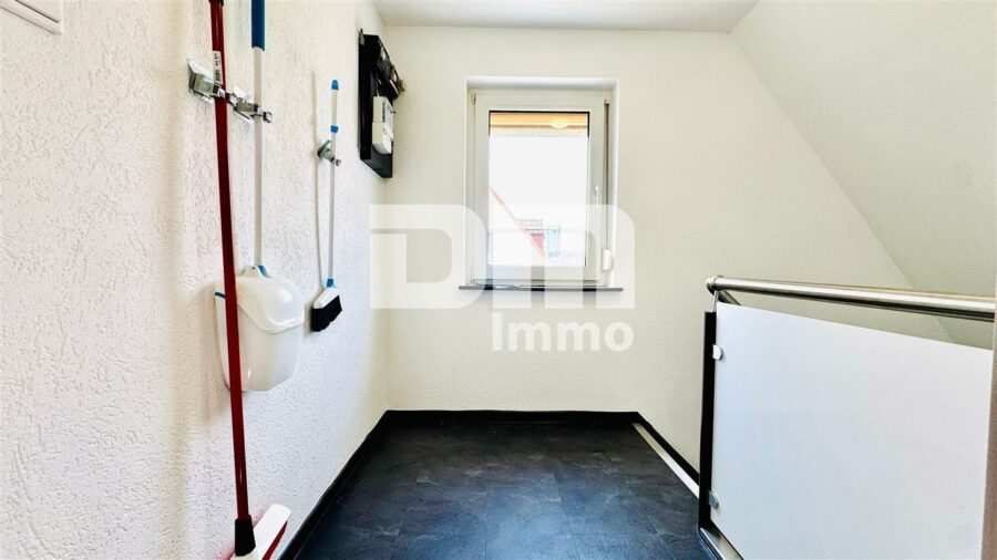 Modernisierte Doppelhaushälfte mit großem Grundstück und vielen Extras - OG / DG Treppenaufgang